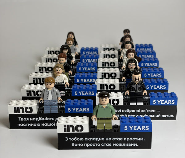 Підставка — логотип, напис чи дата — під фігуркою