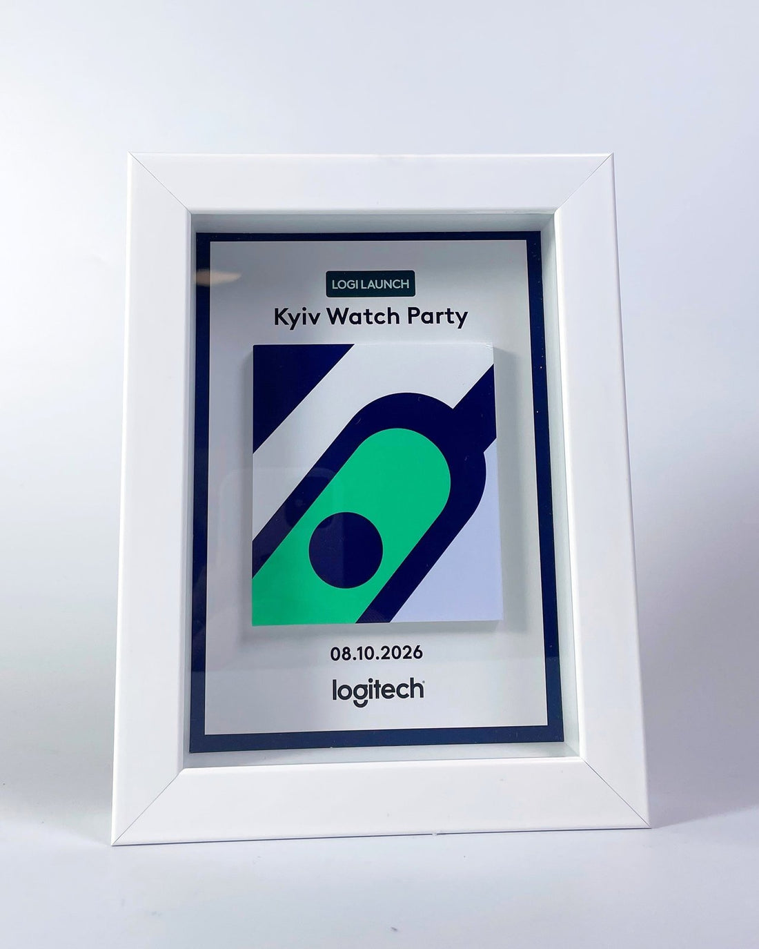 Рамка Logitech «Kyiv Watch Party» з фігуркою учасника й датою заходу