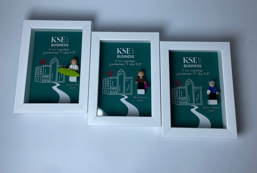 Три рамки KSE Business з фігурками слухачів EMBA