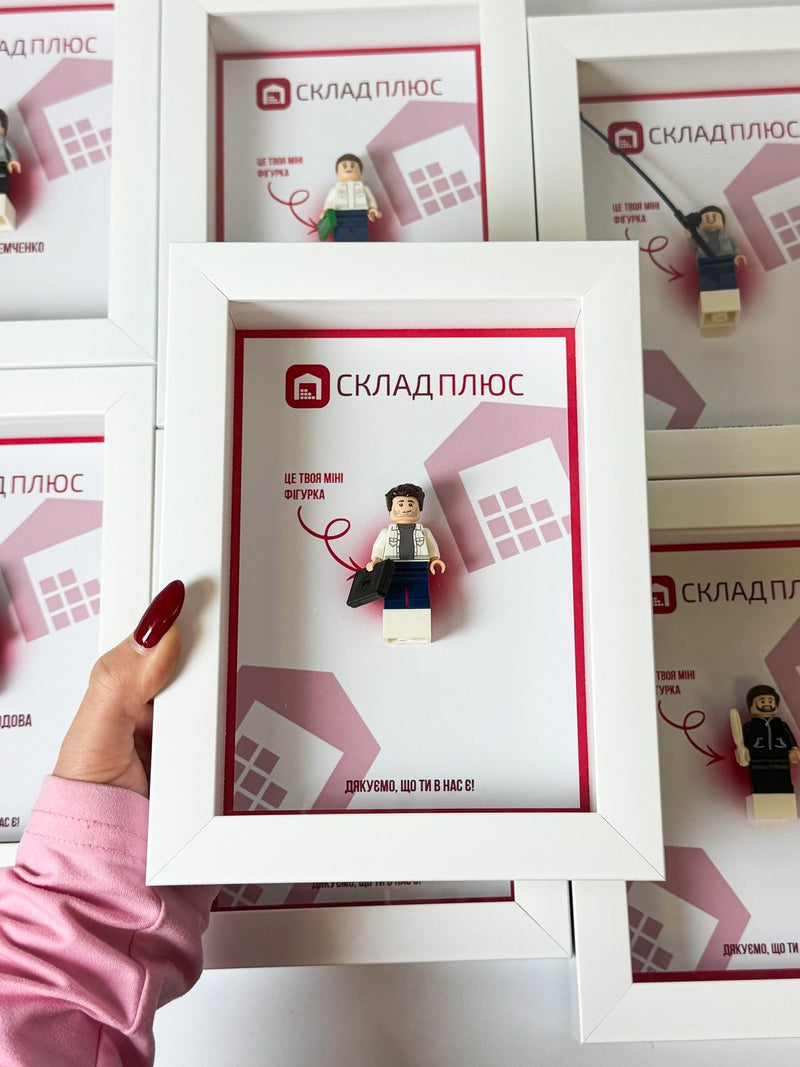 Рамка СКЛАДПЛЮС у фірмових кольорах з фігуркою співробітника