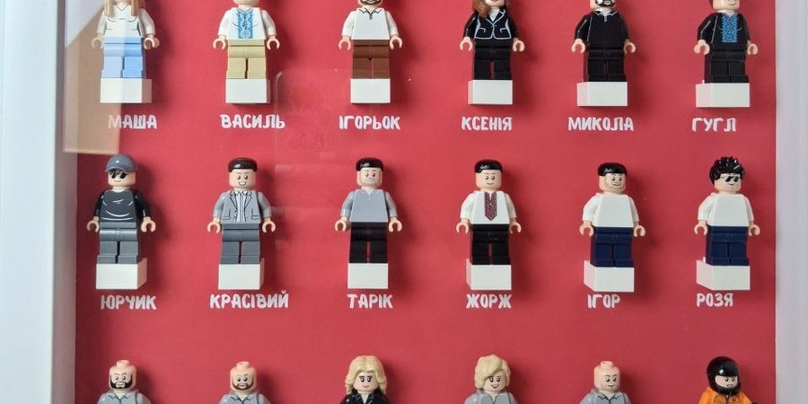 Ряди фігурок з іменами у великій рамці Agrosem
