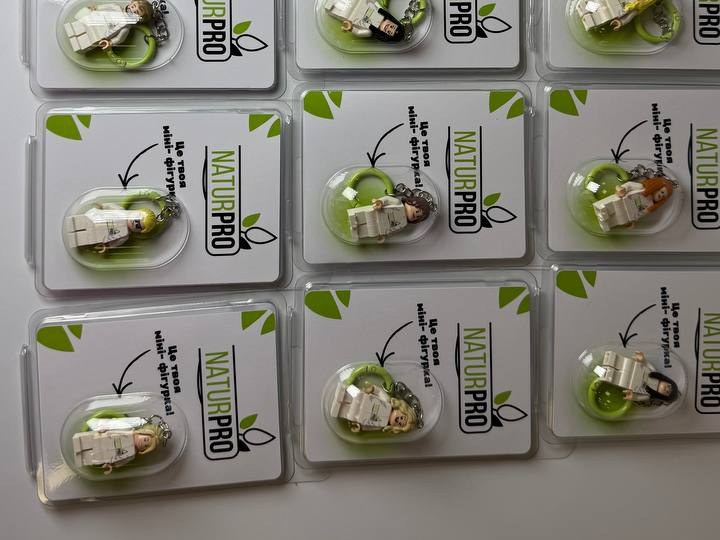 Фігурки співробітників NaturPro у брендованих блістерах