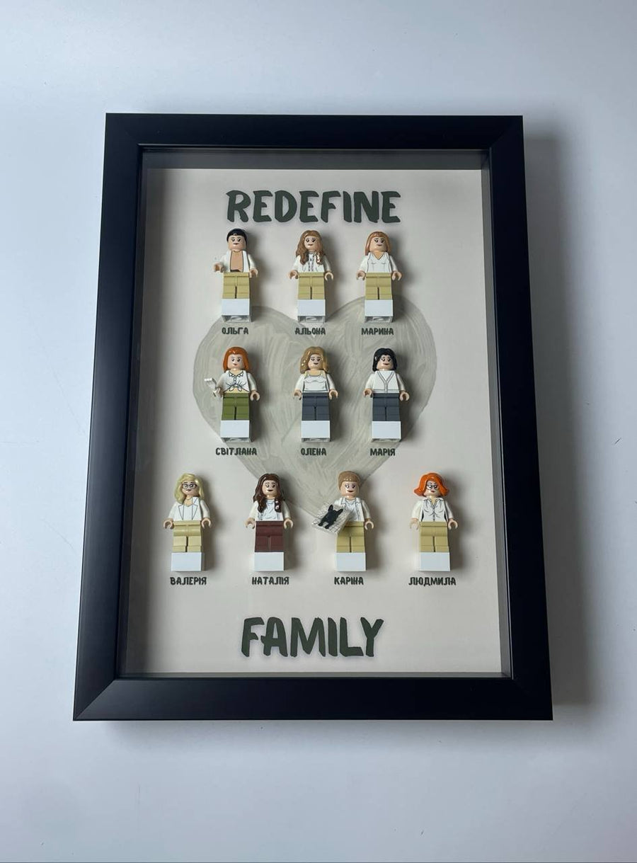 Велика рамка REDEFINE FAMILY з фігурками всієї команди й іменами