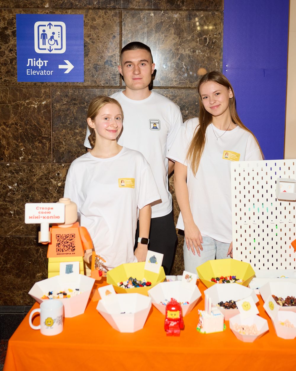 Наша команда біля зони збірки